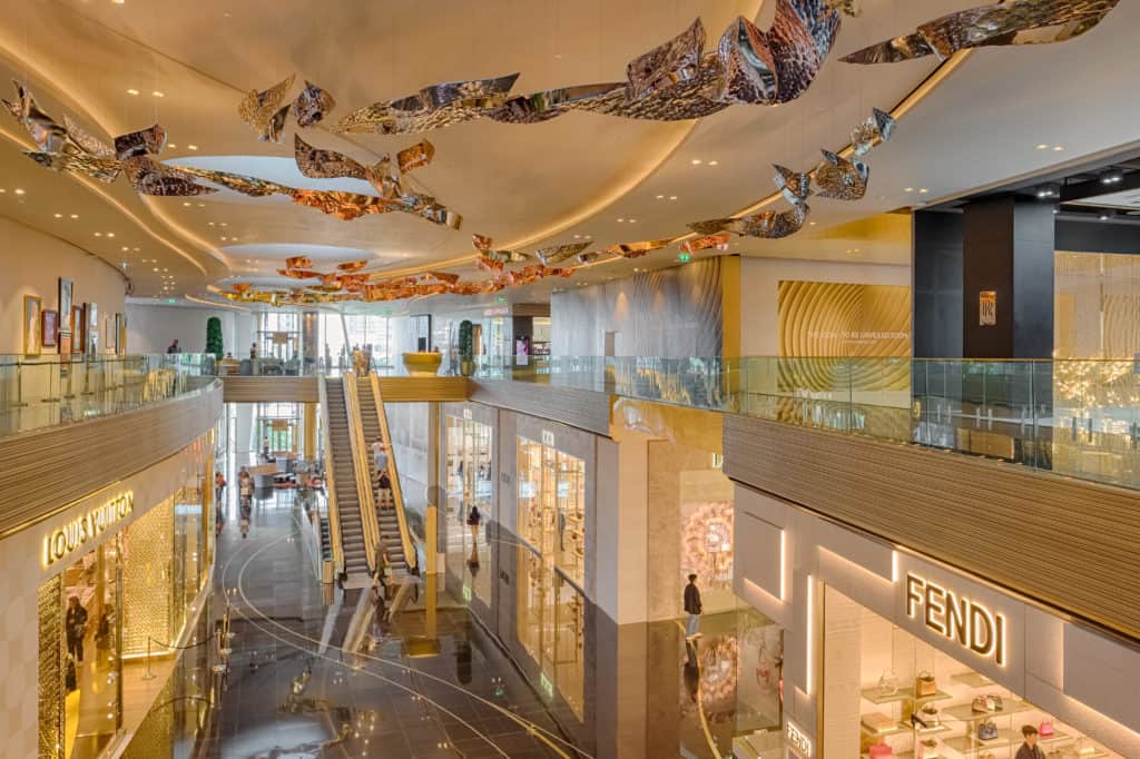 X 上的 Virginia Miller：「Nowhere are malls like in Asia Much as I hate  chain stores and malls in general, this #Bangkok newcomer, @IconSiam, wows  in size and design but also in the